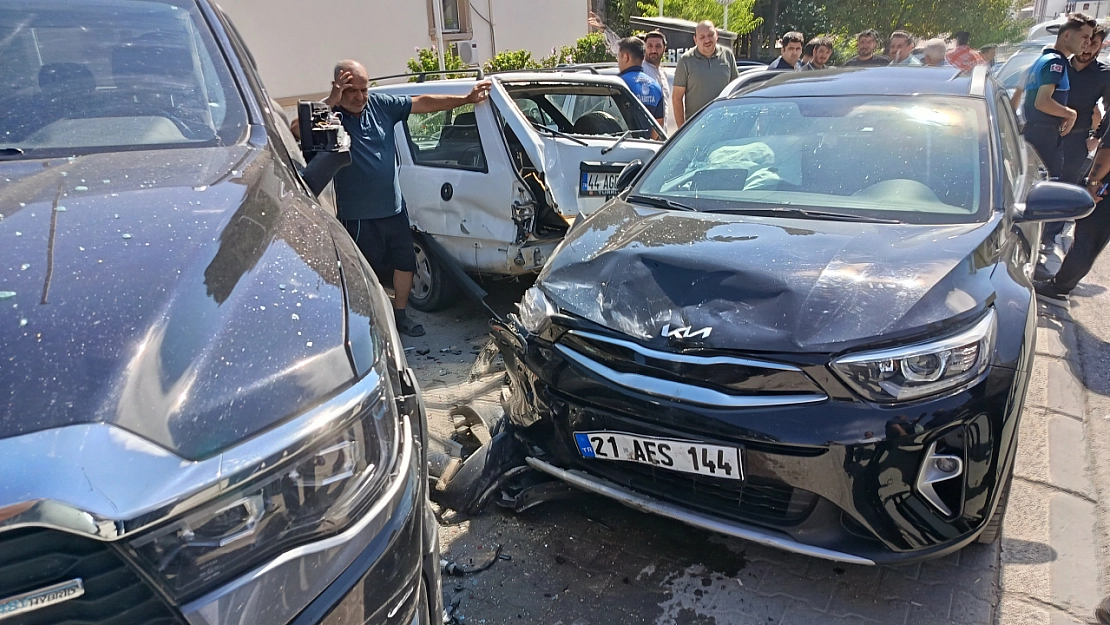 Malatya'da zincirleme kaza: 4 araca çarparak durabildi