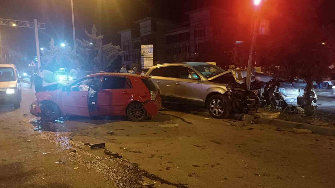 Malatya'da zincirleme kaza| 4 araç çarpıştı, 7 kişi yaralandı