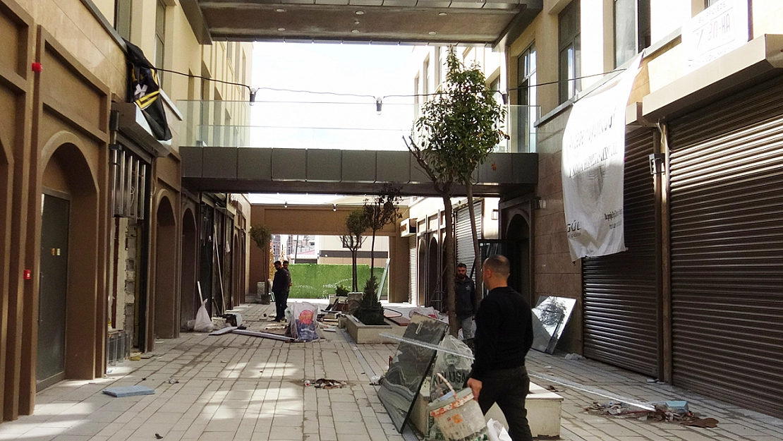 Malatya'nın kalbi 3 yıl sonra yeniden atmaya başladı! Akpınar'da esnaf iş başında!