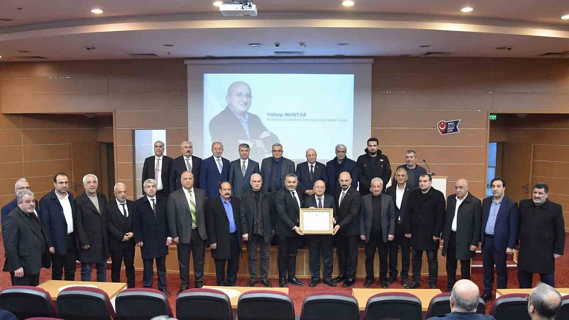 Malatya TSO'dan Vahap Munyar'a 'Şeref Üyeliği Beratı'