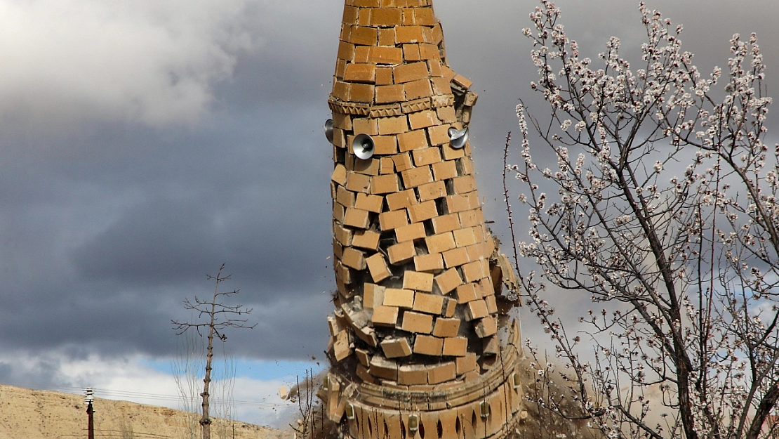 Minare kontrollü yıkıldı