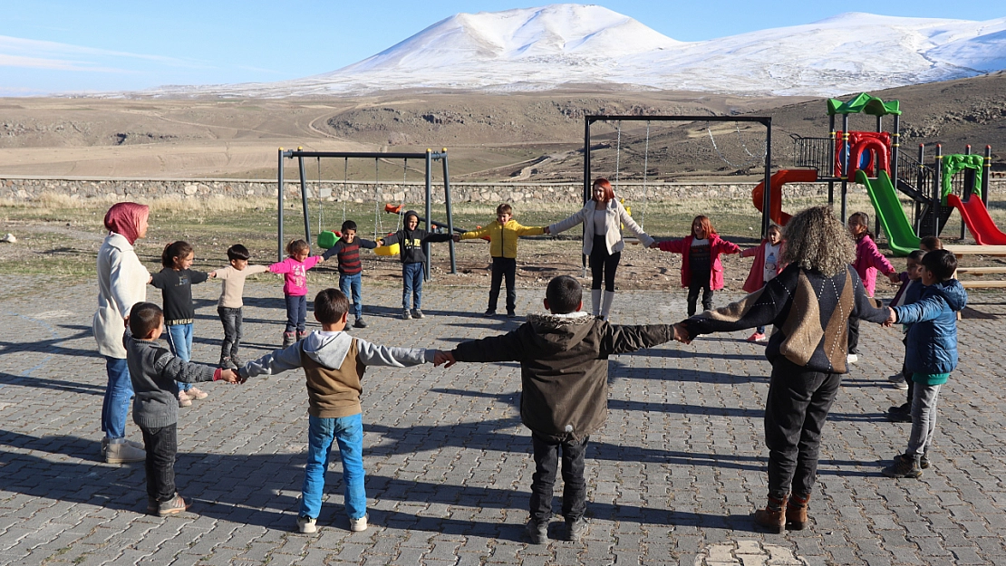 Öğrencilerinden ayrılmak istemiyor