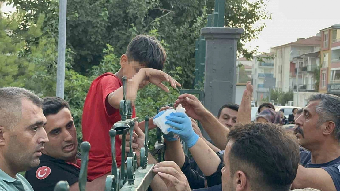 Kapalı okul bahçesi faciası Demir parmaklık az daha canından ediyordu