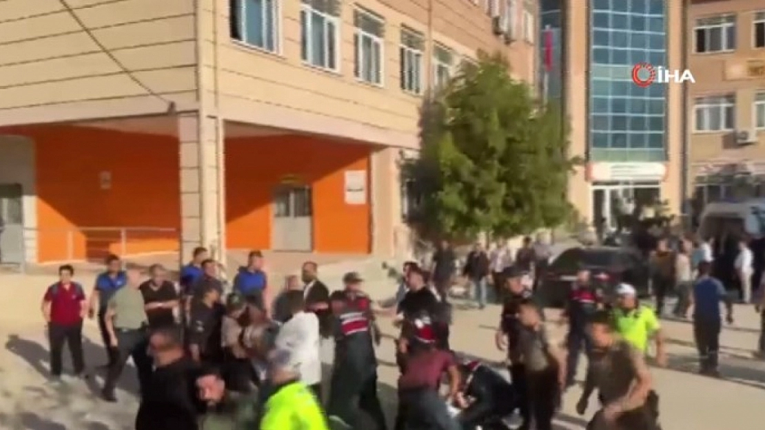 Okul önünde silahlı saldırı! Yaralı öğrenciler var!
