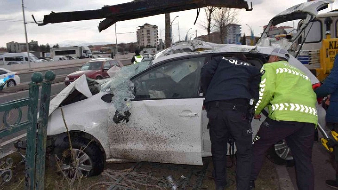 Otomobil korkuluklara girdi