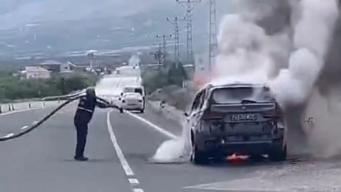 Seyir halindeyken yanan lüks araç küle döndü