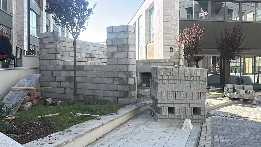Malatya'da yeşil alana kaçak muhtar evi yaptılar, tepkiler üzerine yıktılar