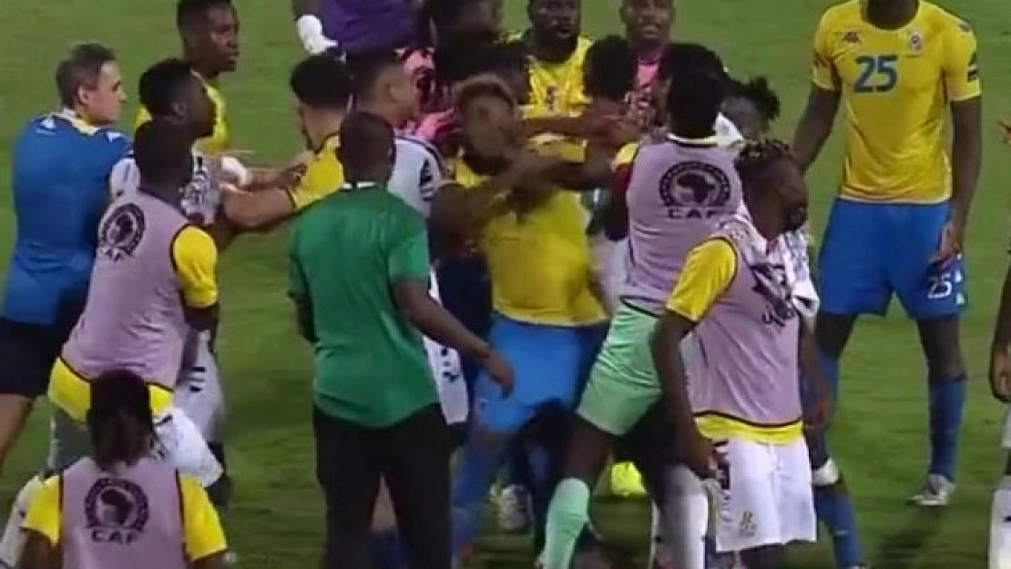 Tetteh, Boupendza'ya yumruk attı