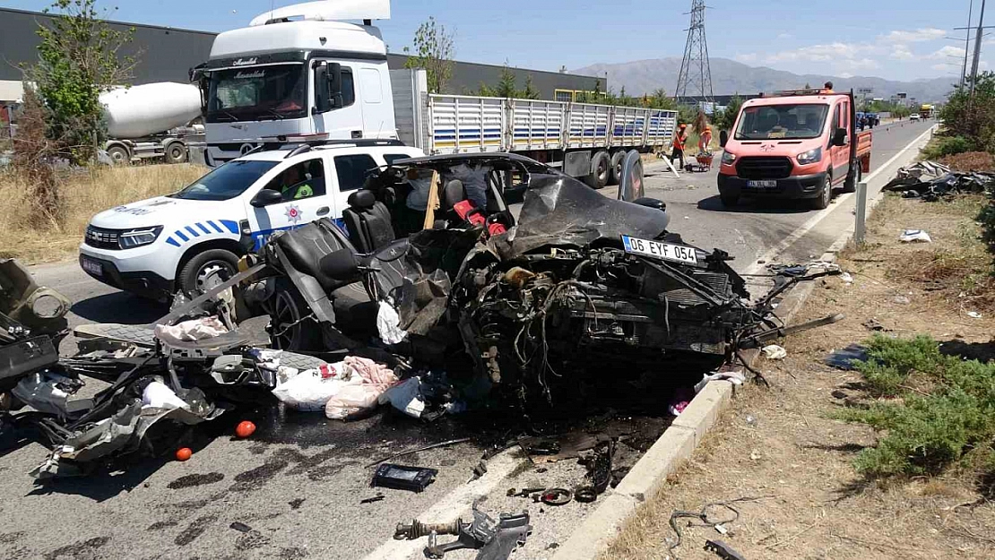 Malatya'da tıra arkadan çarpan otomobil hurda yığınına döndü!