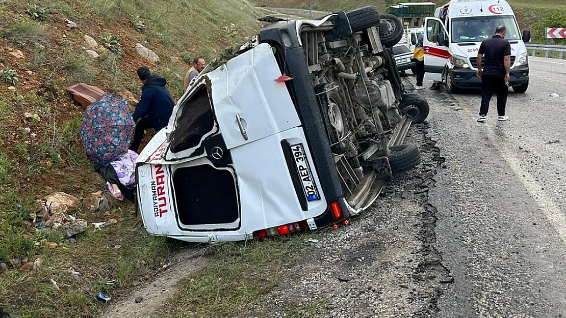 Yolcu minibüsü devrildi!