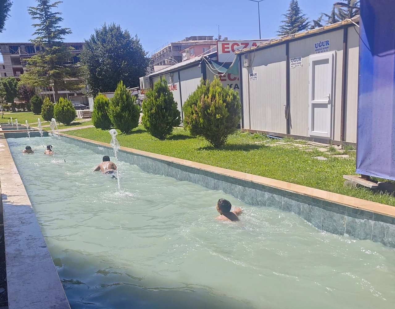 Malatya'da çocuklar süs havuzunda serinliyor…