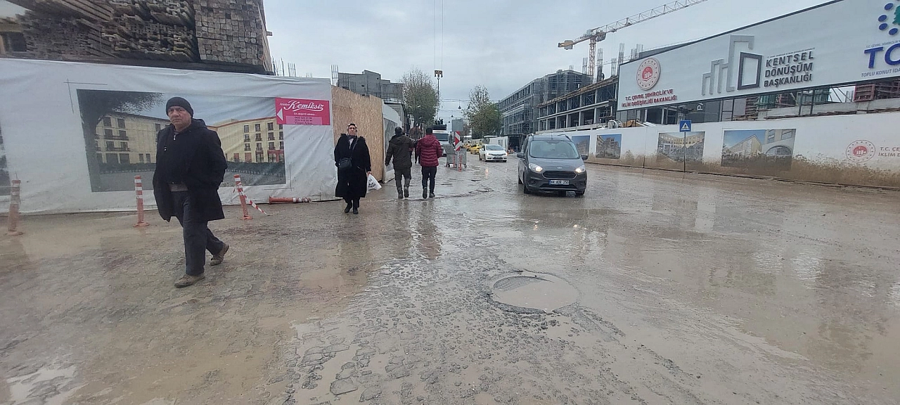 Malatyalıların çamur isyanına yanıt! 'Başınızı kaldırın, dimdik yürüyün!'