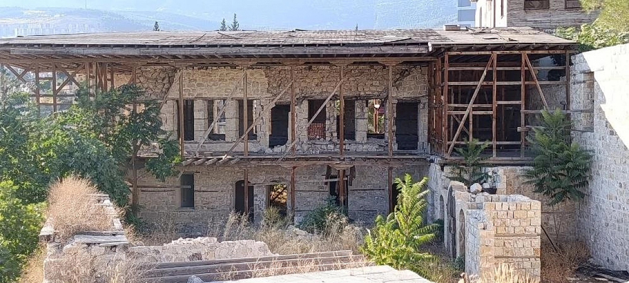Tarihi yapılar madde bağımlılarının yuvası oldu