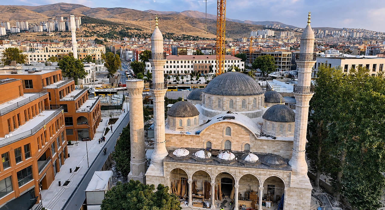 183 yıl boyunca defalarca yıkıldı ama Malatya'nın kalbi 'Teze Cami' küllerinden doğuyor!