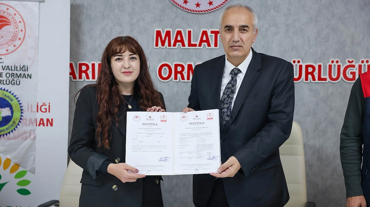 Osman Akar, üreticilere sertifikalarını verdi
