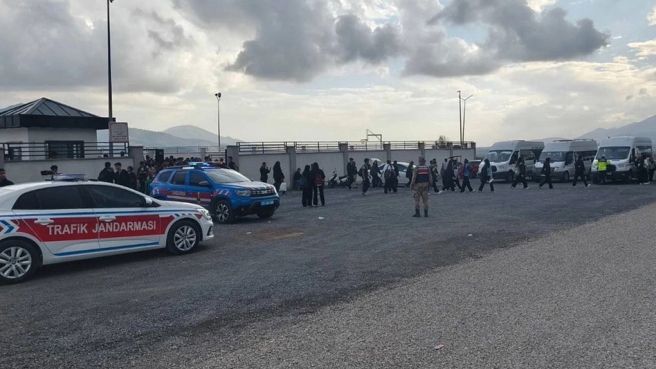 Gaziantep’te jandarmadan okul çevrelerinde huzur uygulaması: Aranan 181 şahıs yakalandı