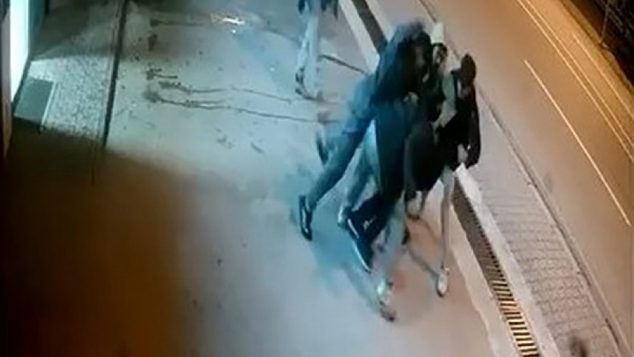 4 kişi 1 kişiye saldırdı