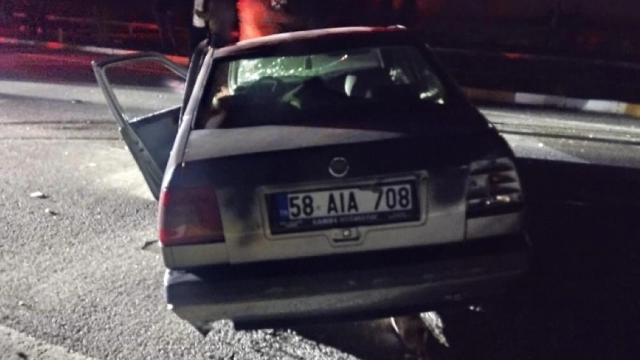 Otomobil aydınlatma direğine çarptı