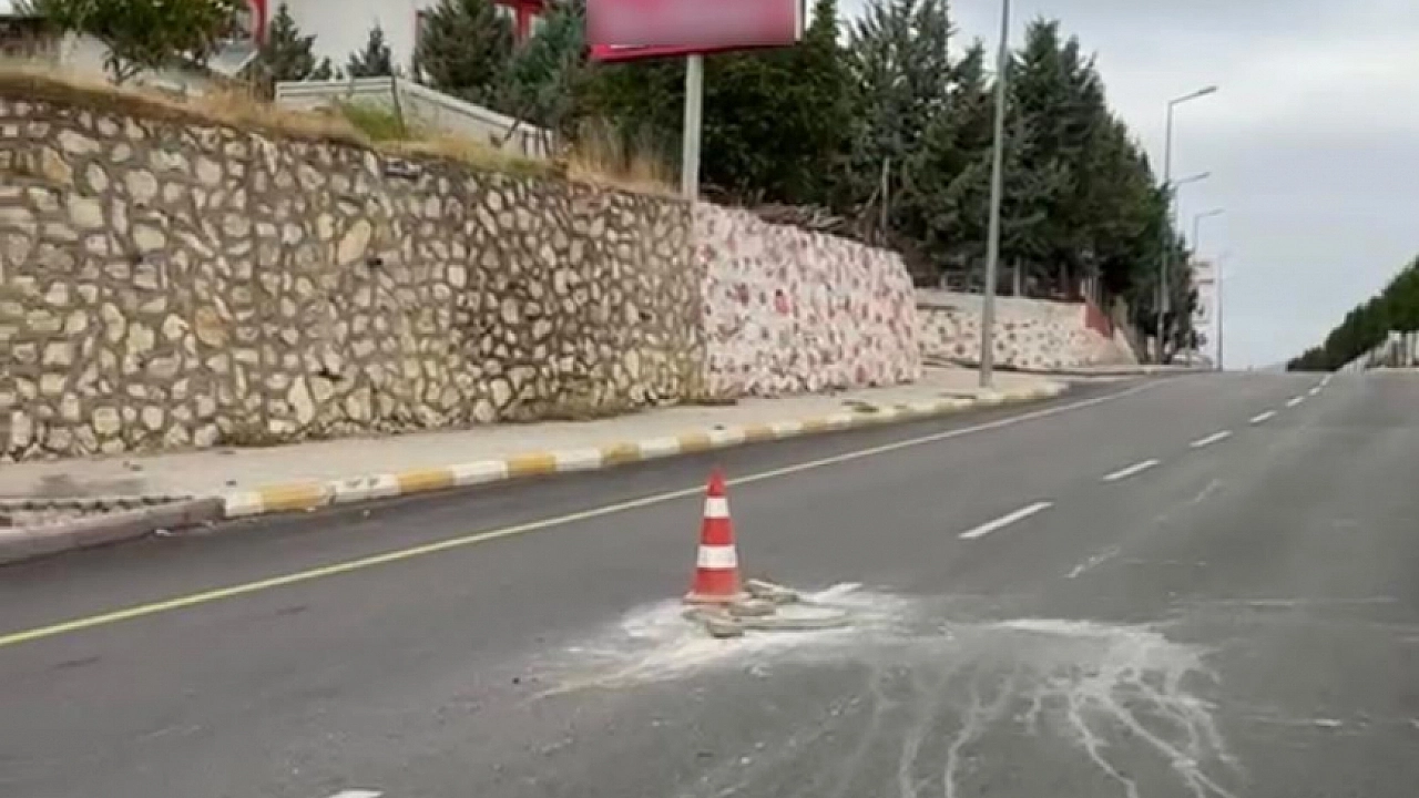 Karapınar'da motosiklet kazası: Yola bırakılan taşlar yaraladı
