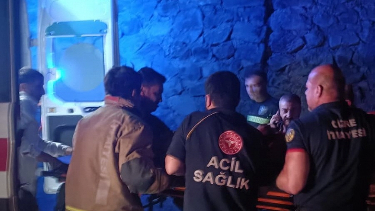 Silopi'de araç devrilmesi kazasında sürücü yaralandı