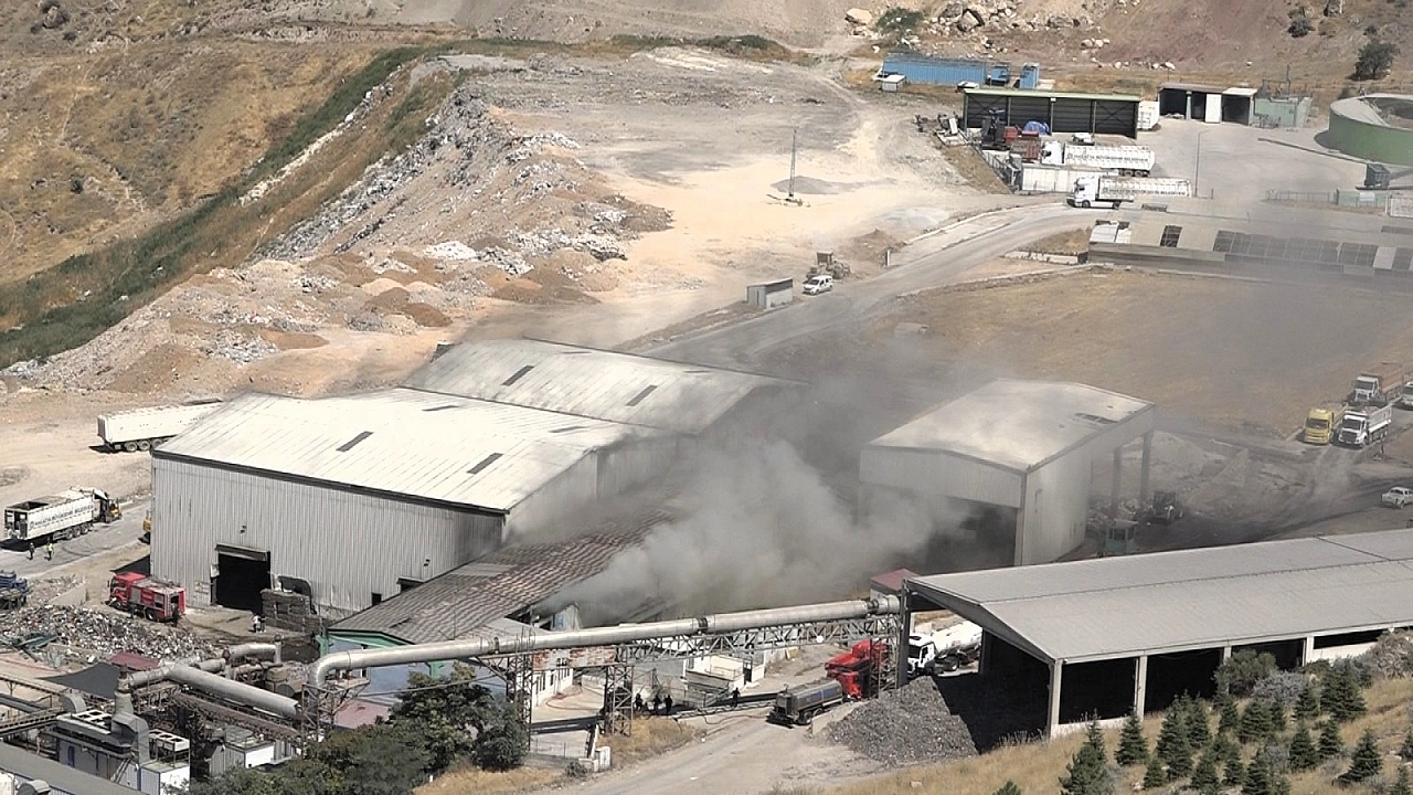 Malatya'da katı atık tesisi alevlere teslim oldu! Gökyüzünü siyah dumanlar kapladı