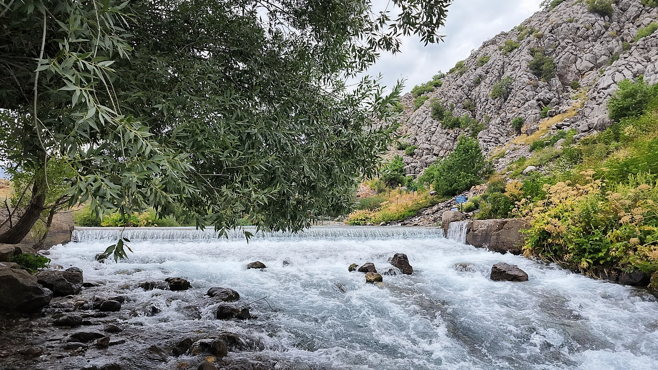 Kayaların, Suyun ve Rüzgârın Şarkısı: Dersim