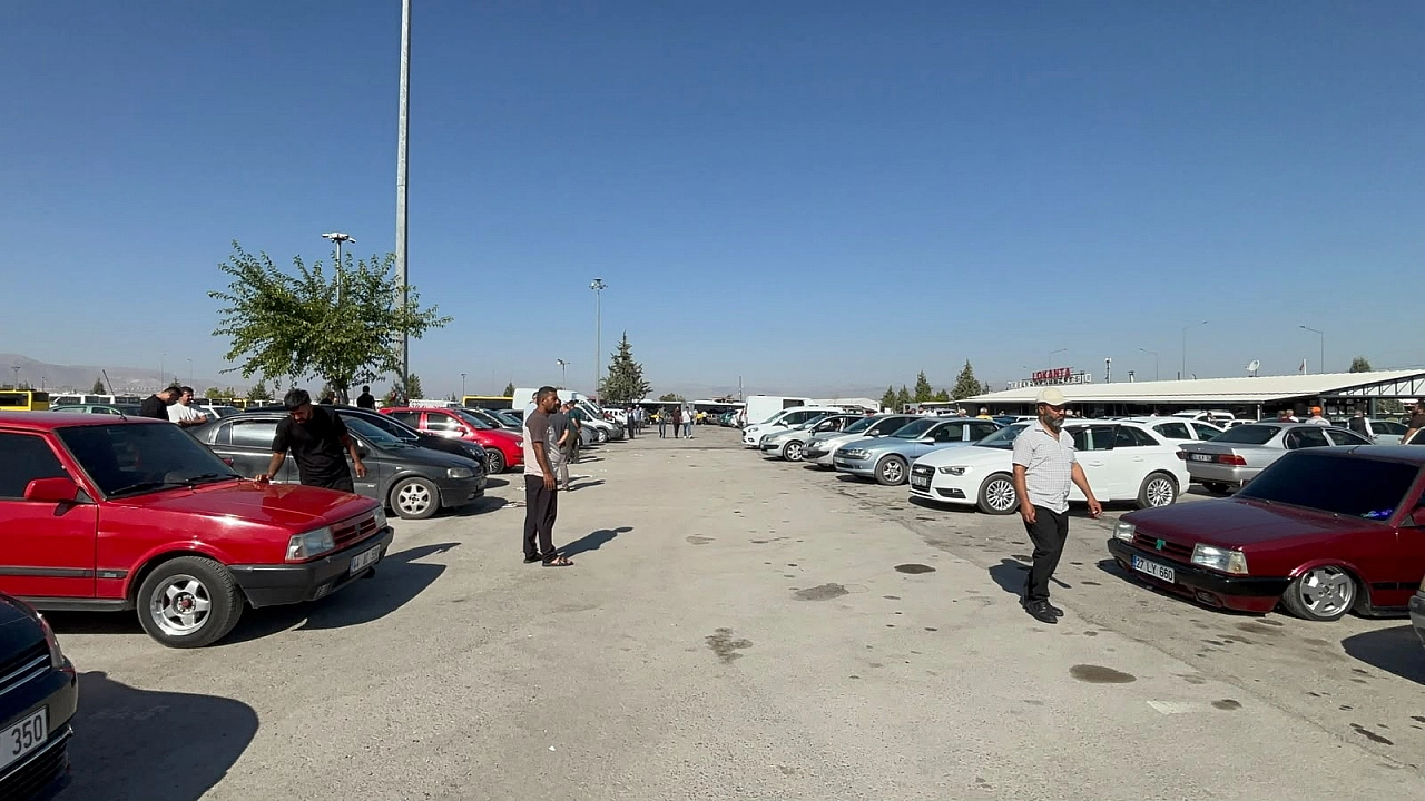 Malatya'da ikinci el araç fiyatları düşüyor mu? Kalabalık çok, alıcı yok! Önce kayısı, şimdi de altın…