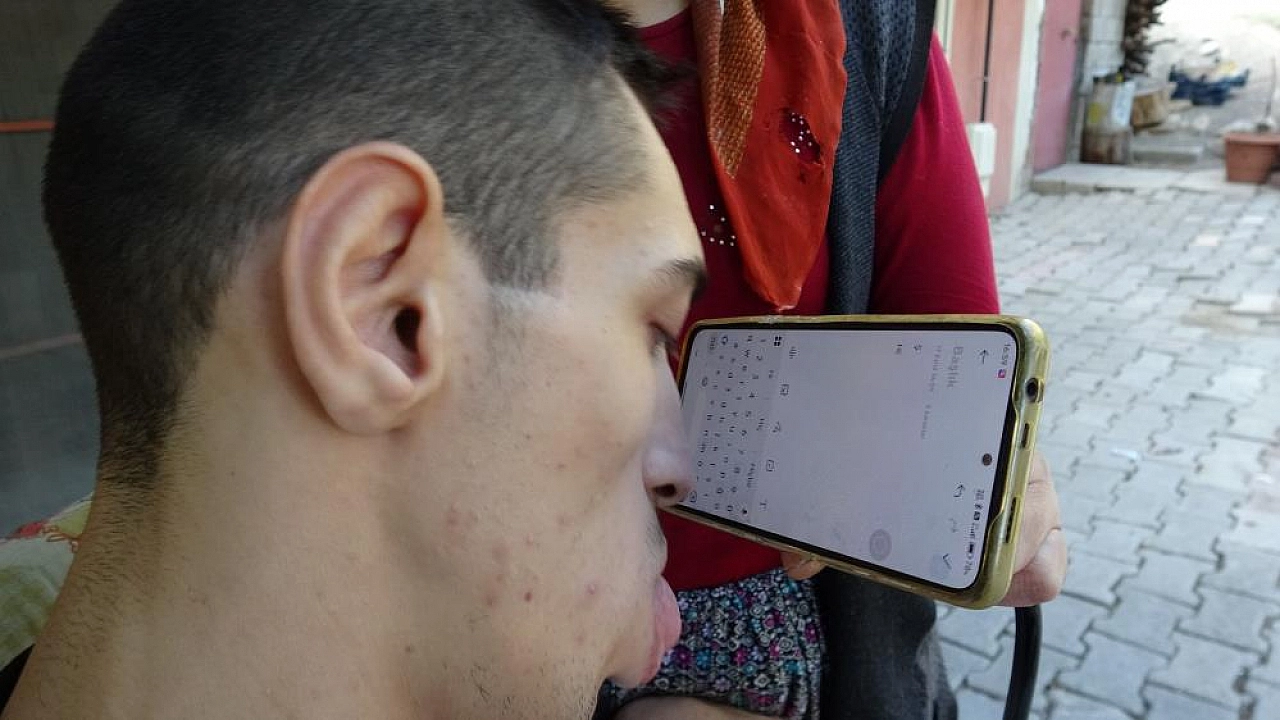 Malatya'da engelleri burnuyla aştı: Okul yüzü görmedi, telefonuyla şiir yazıp faturalarını ödüyor