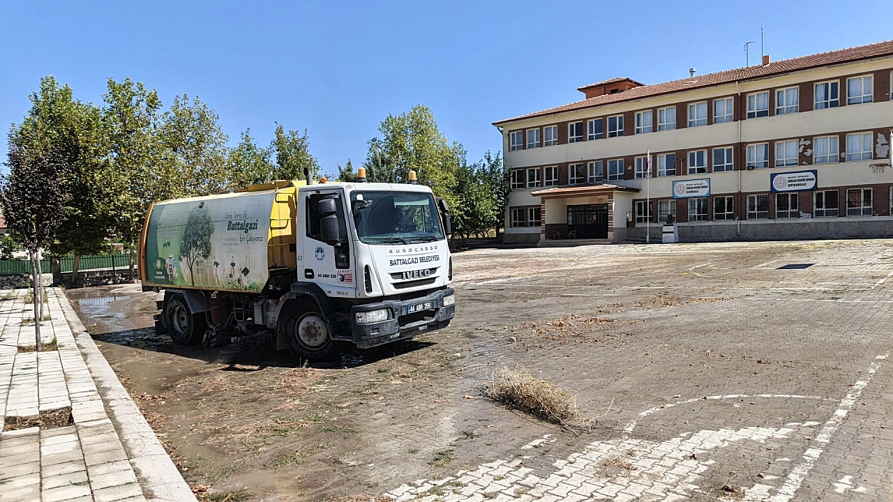 Okul bahçeleri toz ve kirden arındırıldı: Battalgazi yeni döneme hazır!