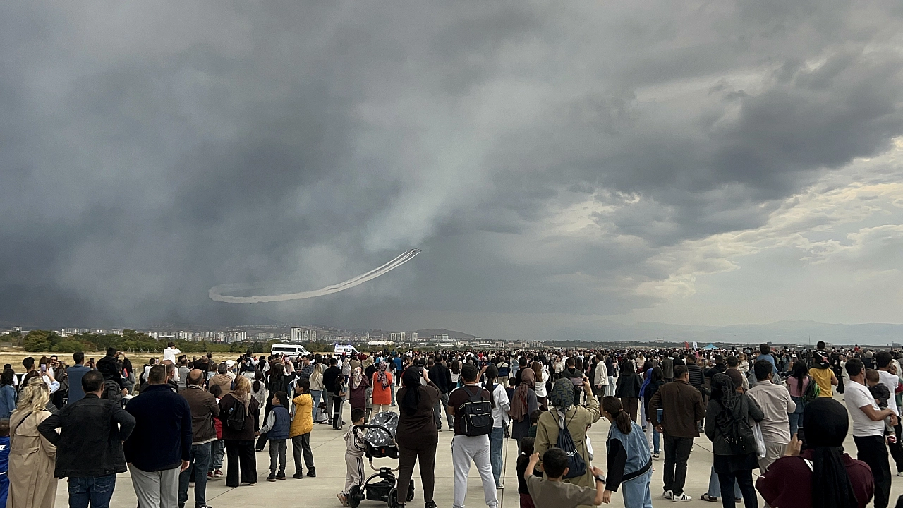 Malatya semalarında görsel şölen: Sağanağa rağmen binlerce kişi akın etti