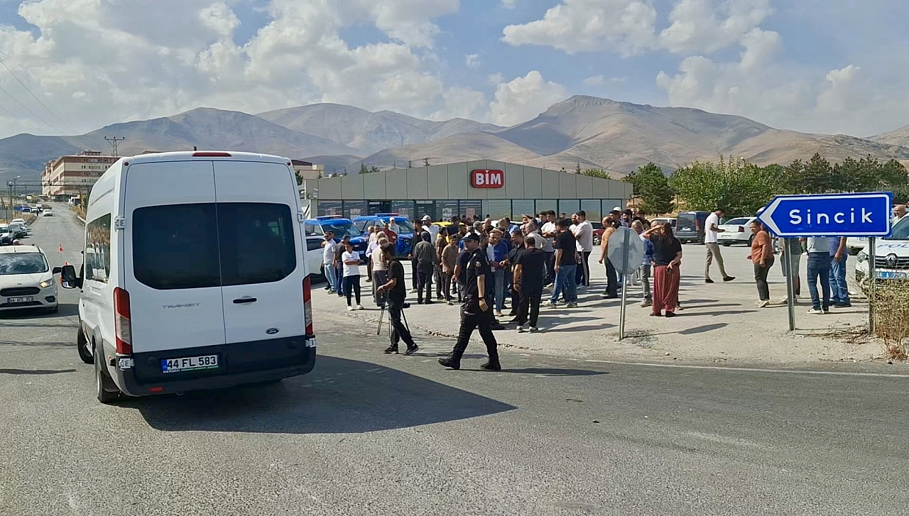 Malatya'da ölümcül kazanın ardından vatandaşlar sokağa çıktı: 'Daha kaç can gidecek?'