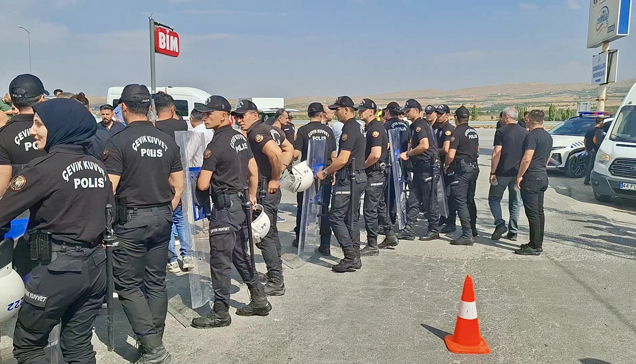 Malatya'da ölümcül kazanın ardından vatandaşlar sokağa çıktı: 'Daha kaç can gidecek?'
