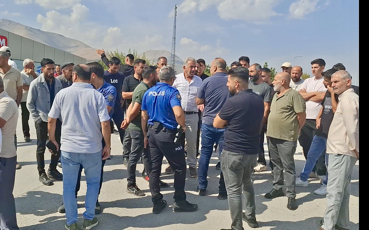 Malatya'da ölümcül kazanın ardından vatandaşlar sokağa çıktı: 'Daha kaç can gidecek?'