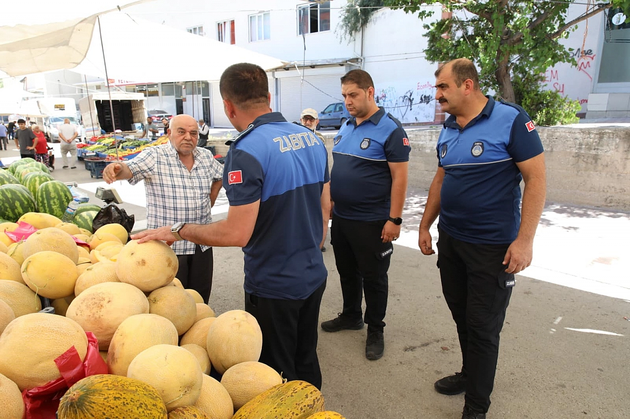 Battalgazi'de eş zamanlı çalışma: Sokakta hijyen, pazarda güven sağlanıyor…