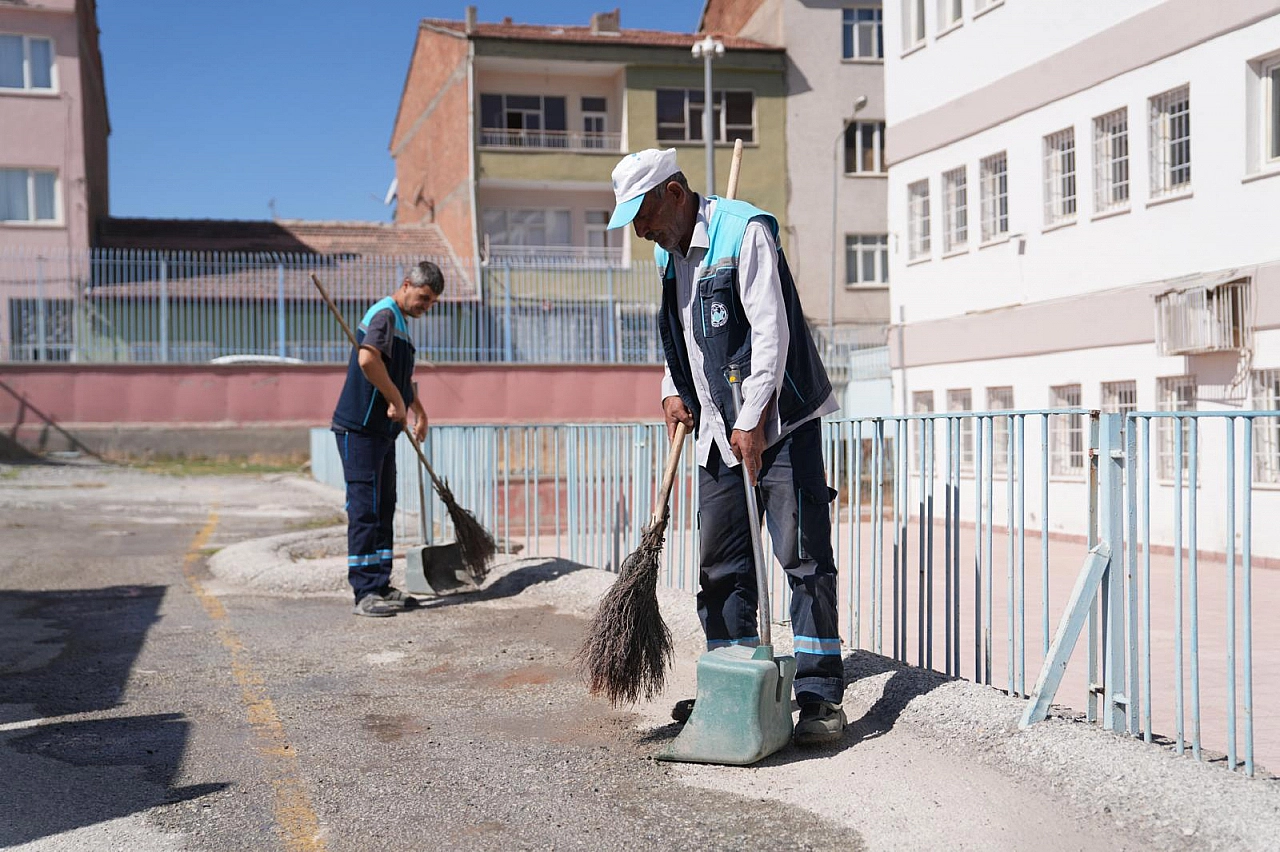 Okul bahçeleri toz ve kirden arındırıldı: Battalgazi yeni döneme hazır!