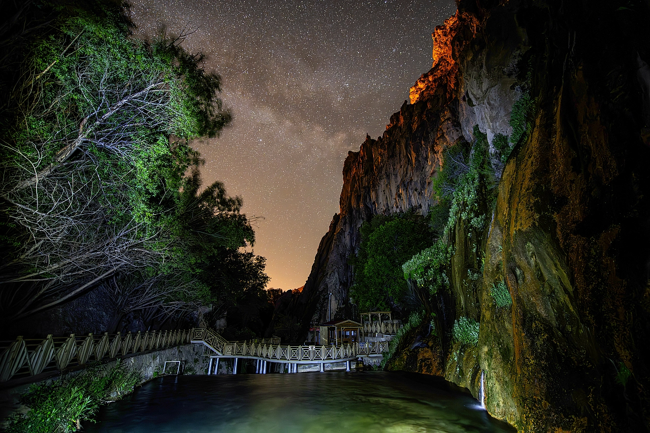 Darende'nin Gizli Güzellikleri Gece Ortaya Çıktı: Muhteşem Fotoğraflar Göz Kamaştırıyor!