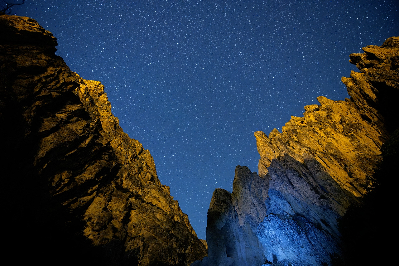 Darende'nin Gizli Güzellikleri Gece Ortaya Çıktı: Muhteşem Fotoğraflar Göz Kamaştırıyor!
