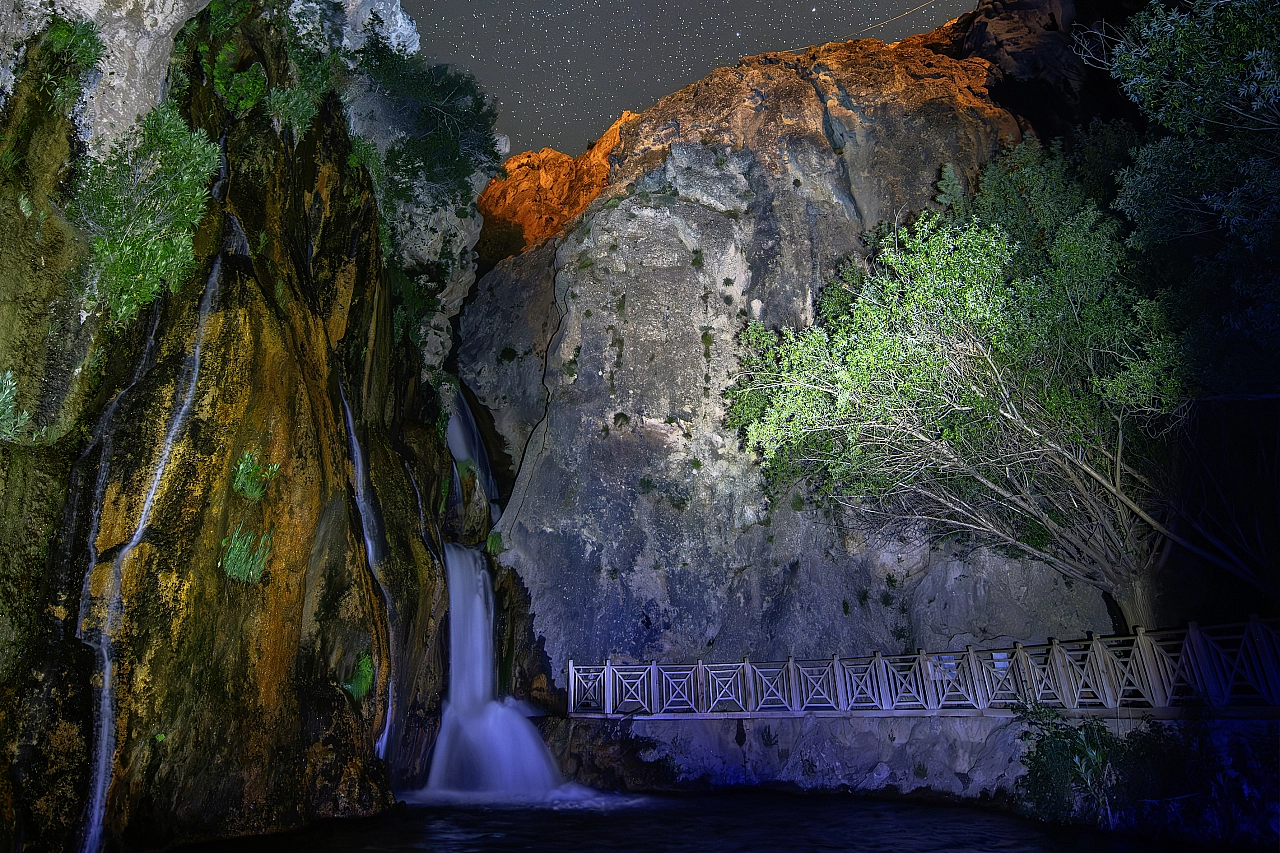 Darende'nin Gizli Güzellikleri Gece Ortaya Çıktı: Muhteşem Fotoğraflar Göz Kamaştırıyor!