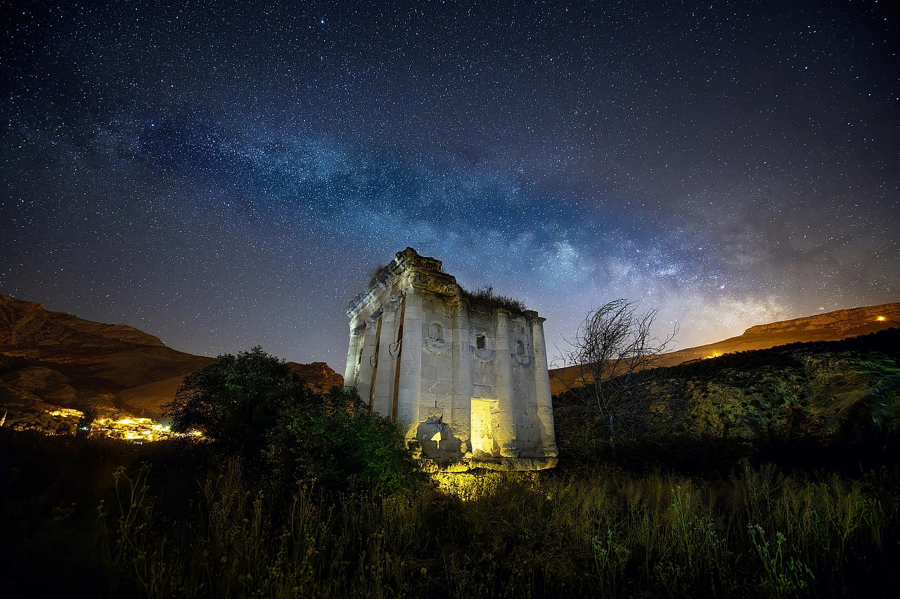 Darende'nin Gizli Güzellikleri Gece Ortaya Çıktı: Muhteşem Fotoğraflar Göz Kamaştırıyor!