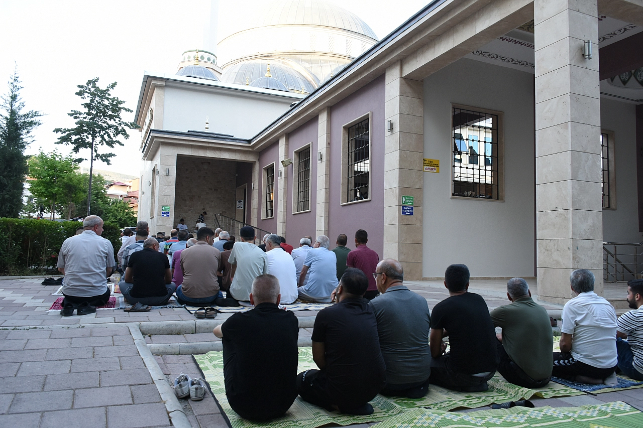 Bayram namazında camiler dolup taştı!