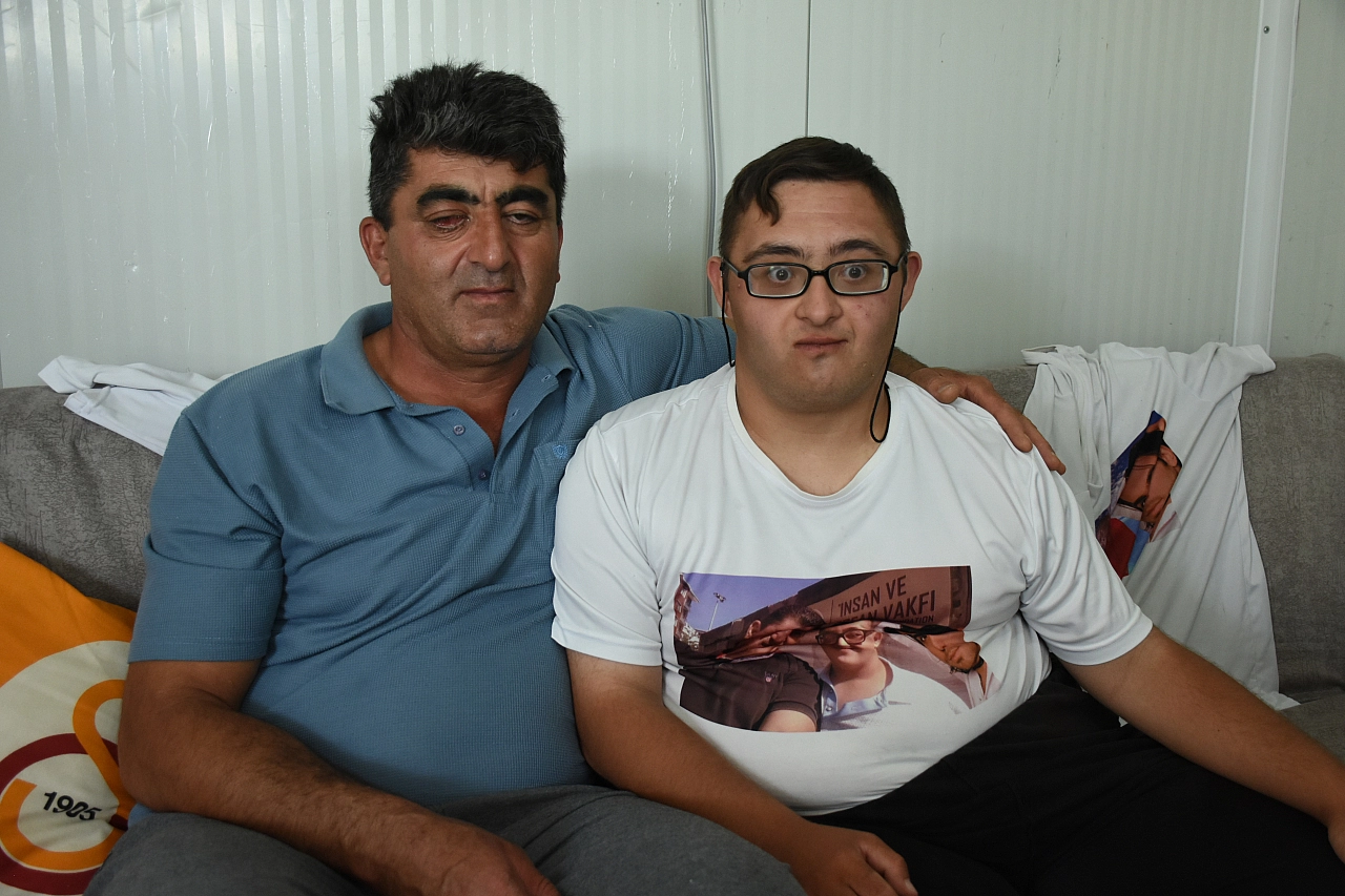 Engelli oğluna hem annelik hem babalık yapıyor!