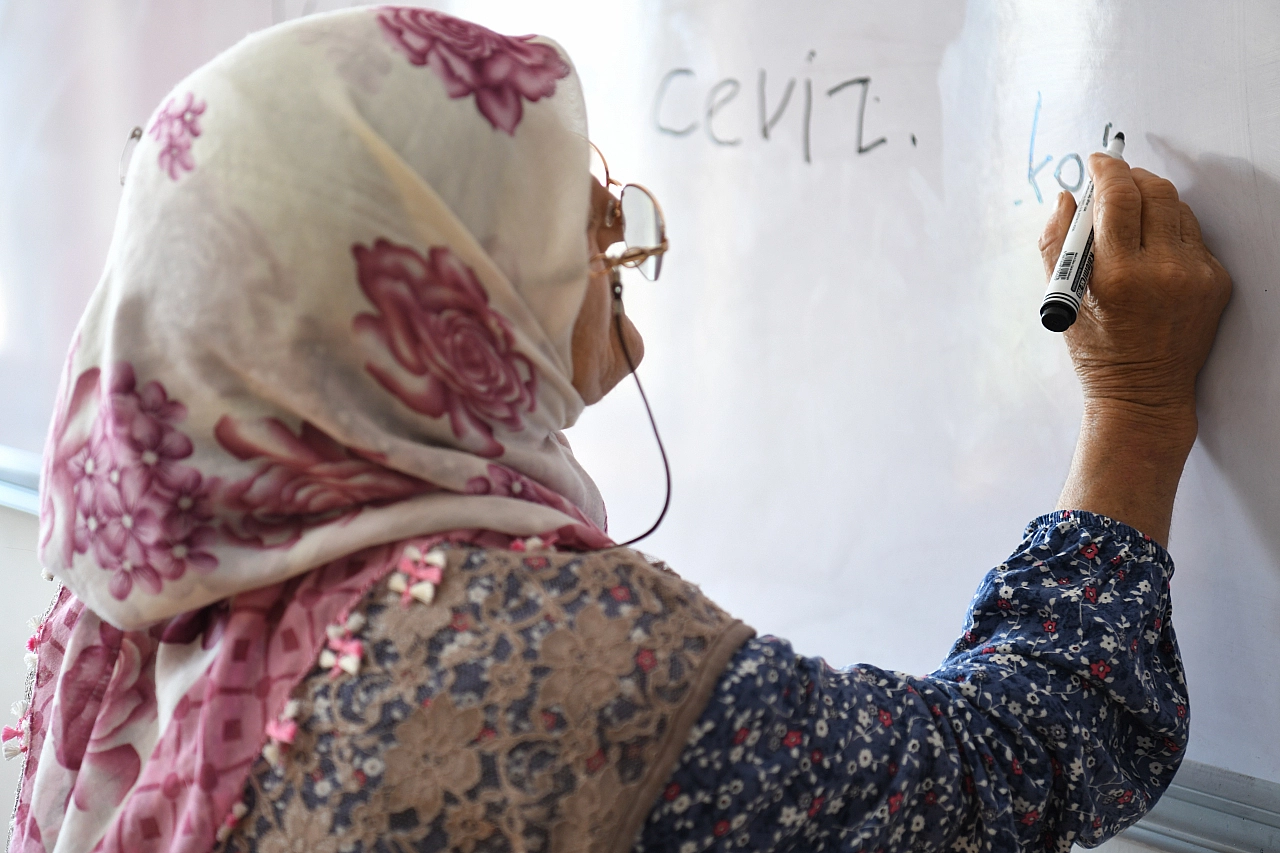 71 yaşında okuma yazmayı öğrendi