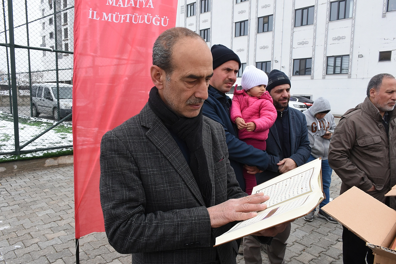 Malatya'da 100 bin yıpranmış Kur'an yerine 30 bin yeni Kur'an dağıtıldı