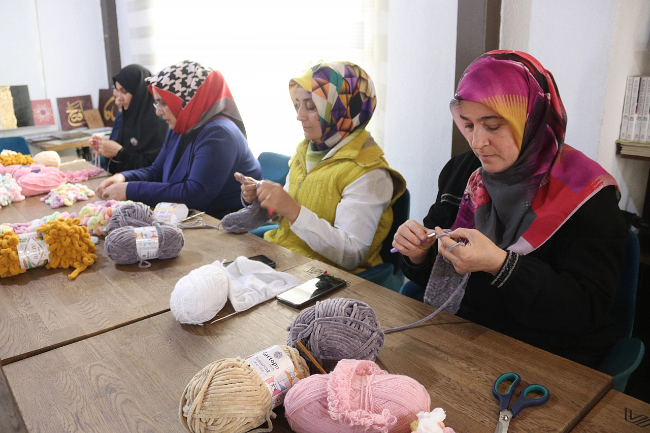 Afetin izleri ilmek ilmek siliniyor