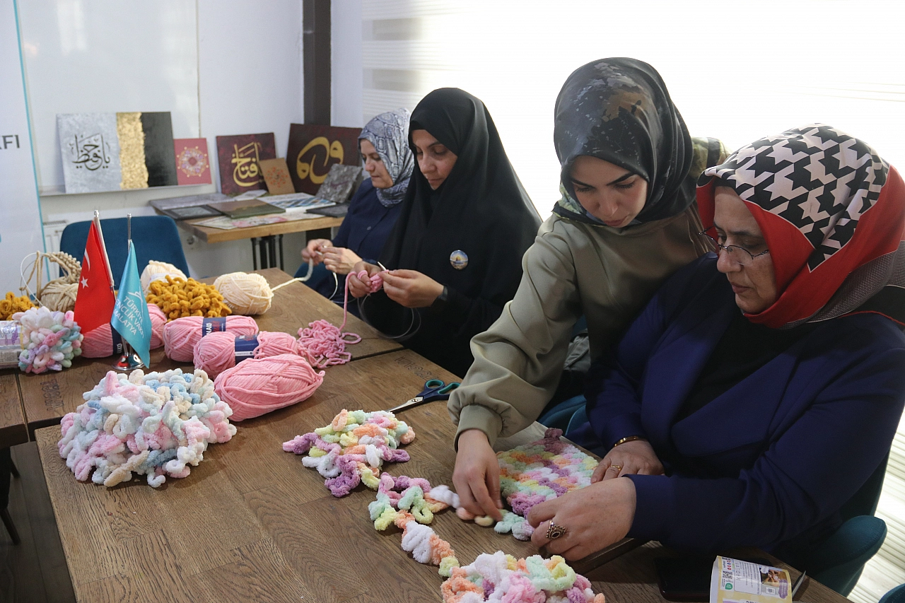 Afetin izleri ilmek ilmek siliniyor