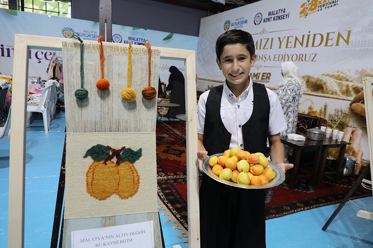 Malatya'nın 13 ilçesi halılarda hayat buldu