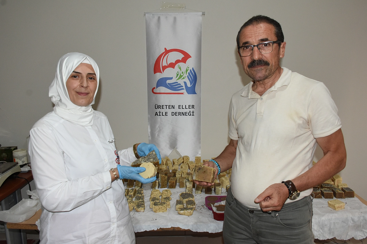 Çöpe atmak yerine biriktirdiler! 300 litre atık yağ kadın emeğiyle sabun oldu!