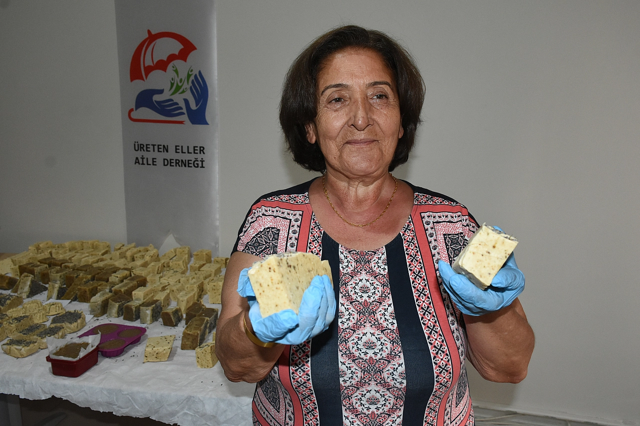 Çöpe atmak yerine biriktirdiler! 300 litre atık yağ kadın emeğiyle sabun oldu!