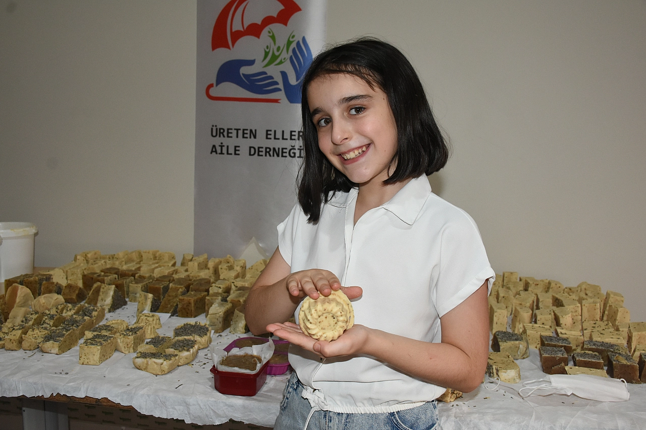 Çöpe atmak yerine biriktirdiler! 300 litre atık yağ kadın emeğiyle sabun oldu!