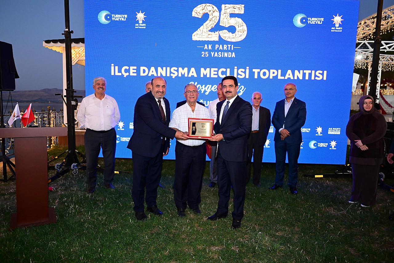 AK Parti'de 25. Yıl buluşması: Eski teşkilat mensuplarına vefa plaketi